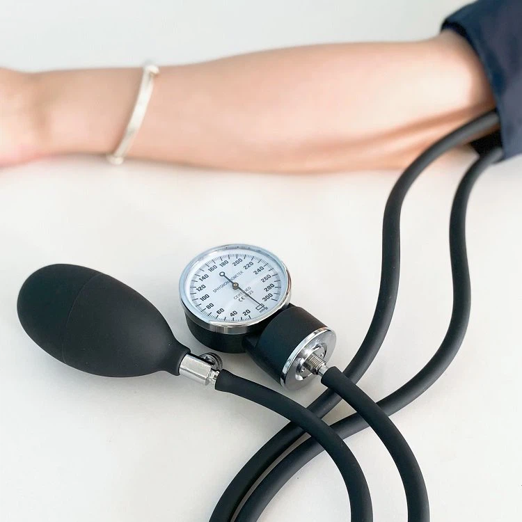 Aneroid Sphygmomanometer no stethoscope (9).png